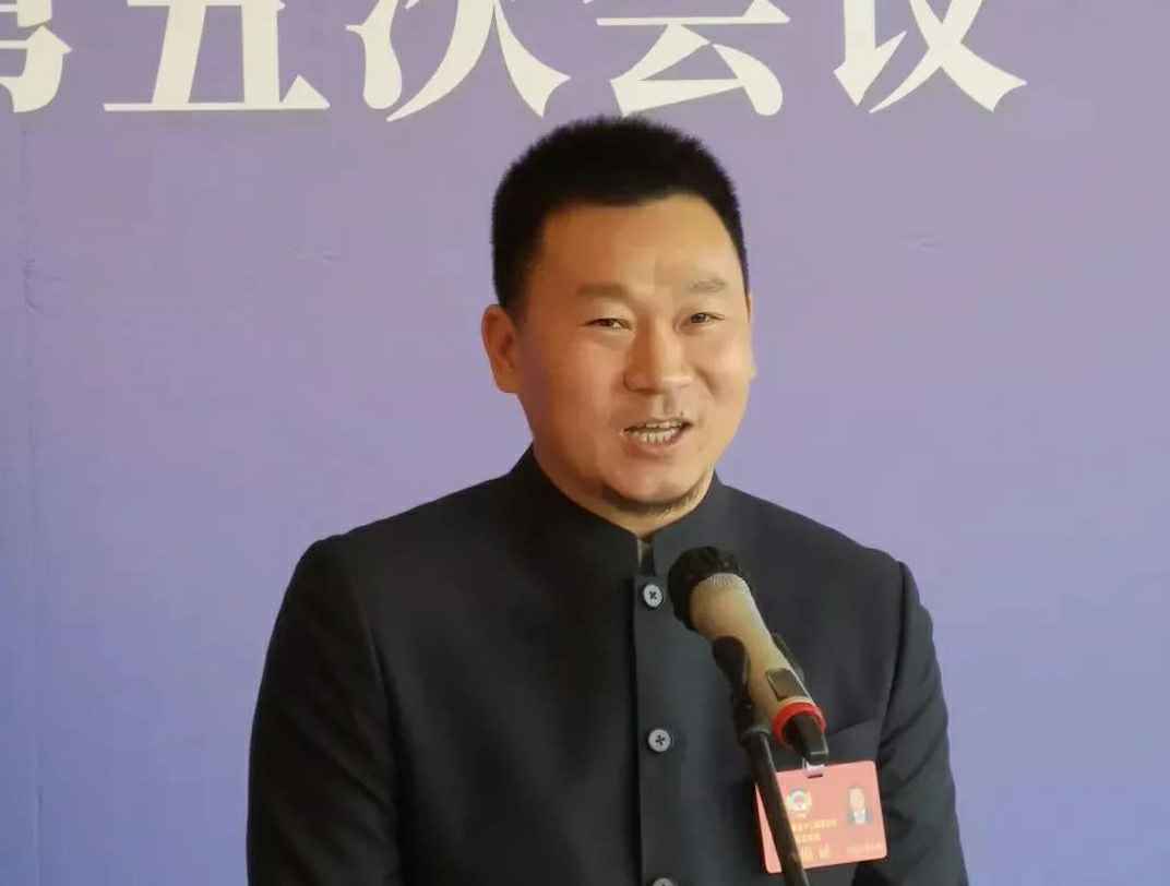 202204221343.jpg 为进一步展示市政协团结、民主、开放、自信的形象,向市民和网友展示政协委员的履职风采,中山市政协十二届五次会议在2月4日上午开幕前开设“委员通道”,市政协委员、爱游戏·官方端网站登录入口-爱游戏ayx(中国)公司总经理陈朝阳走进“委员通道”,回应社会关切的问题。他就如何做好城市应急管理规划的问题进行发言,并回答记者提问。.jpg